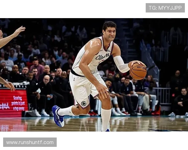 布鲁克洛佩斯：从NBA巨星到篮球智慧的传承者